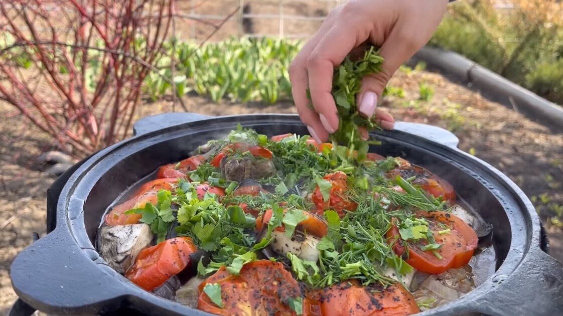 Говядина в казане на огне. Хашлама. Мясо в казане. Мясо с овощами в казане. Блюда в казане на костре.