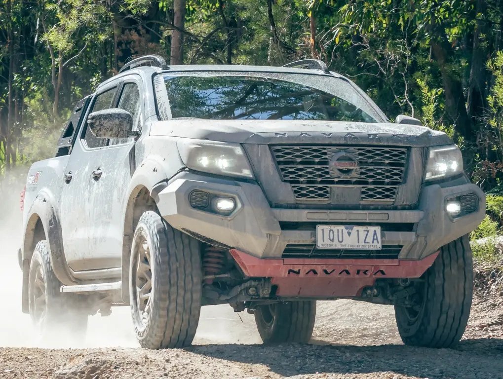     Nissan Navara актуального поколения имеет переднюю часть весьма агрессивного дизайна