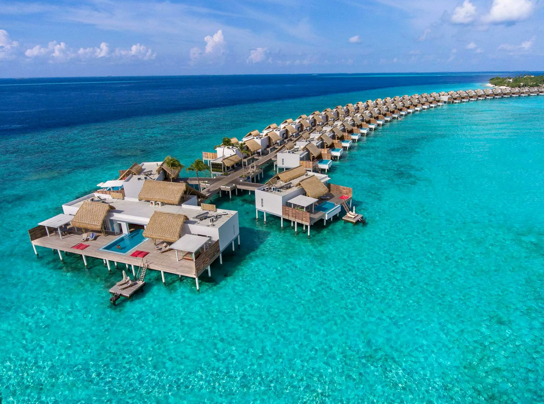 Озеро морейн канада 1920х1080. Озеро банф канада. Алматинское озеро казахстан. Мале мальдивы пляжи. Озеро маккей канада.