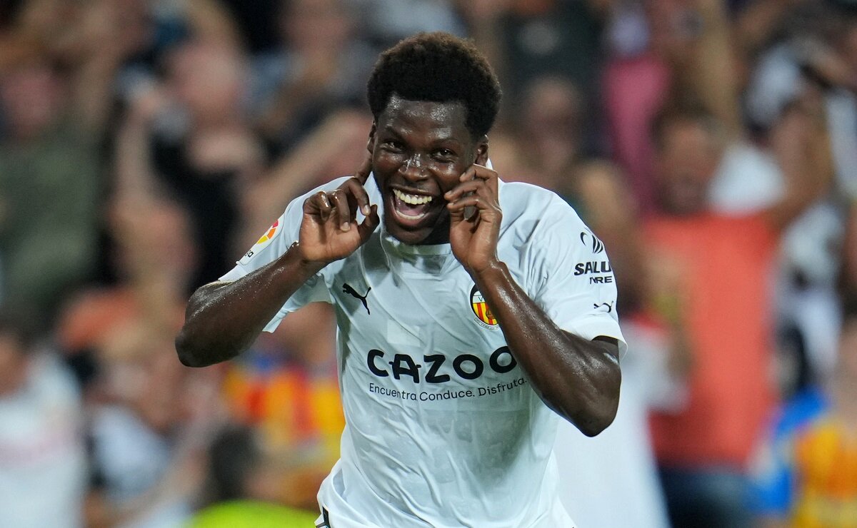 Yunus musah valenica. Кари муса. Юнусу мусе. Игроки интера 2023. Юнусу мусе.