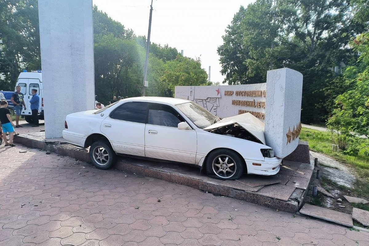    В Хабкрае водитель Toyota насмерть сбил пешехода и врезался в монумент ВОВ