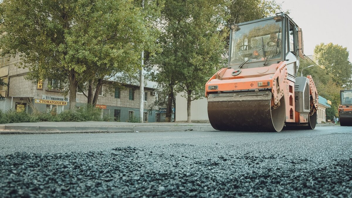     Несмотря на неблагоприятную погоду, дорожники Владивостока продолжают укладывать асфальт и выполнять свои рабочие задачи. Пока что количество осадков не велико, что позволяет справляться с дорожным покрытием.