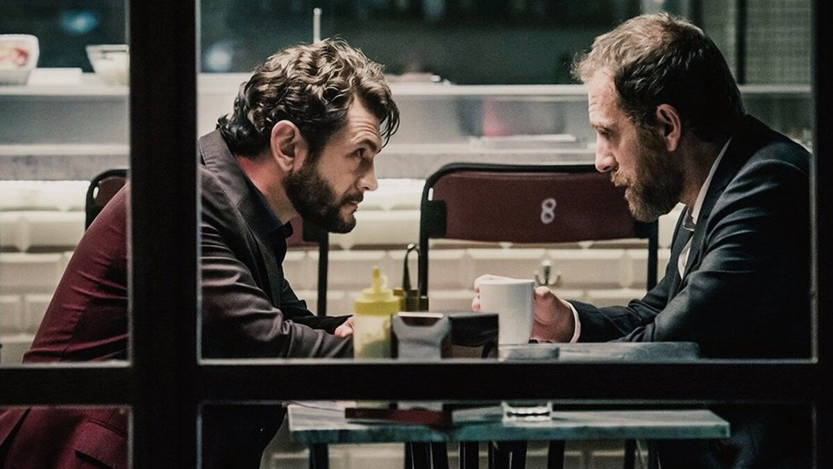 Интригующая итальянская адаптация сериала «Столик в углу» 2010 года. Основная задача фильма, это показать, на что готов пойти человек ради исполнения своих желаний. По ходу просмотра у зрителя возникнет множество вопросов, ответы на которые ему придётся искать самостоятельно.