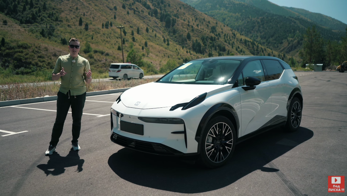 Безрамочные двери лишены ручек: за отпирание электрозамков отвечают миниатюрные кнопки-пуговицы на стойках крыши.