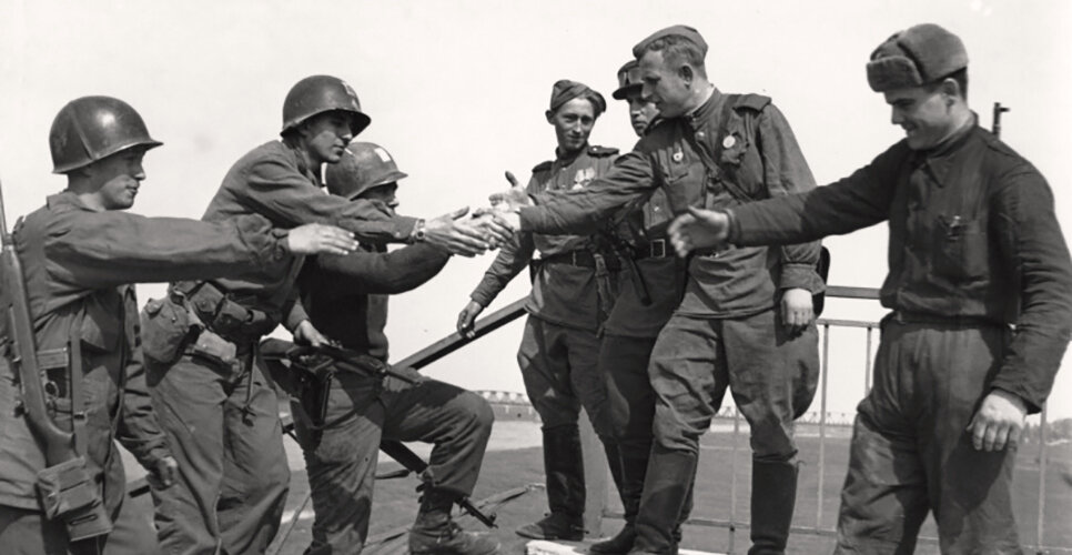 Встреча союзников на Эльбе. Американцы все в шлемах М1, тогда как советские солдаты и офицеры в пилотках, фуражка, даже шапке, но только не в каске.