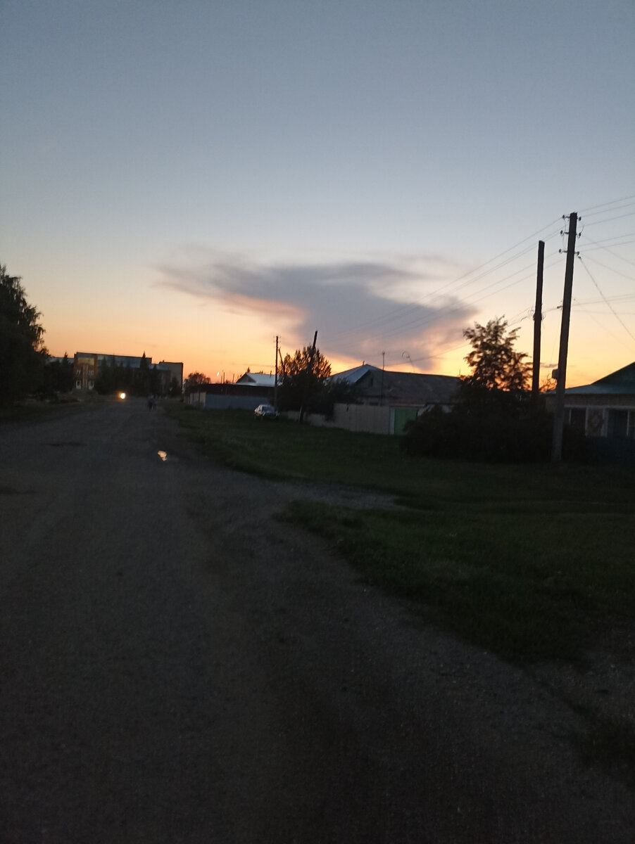 Кстати, стою около дома, цех вдали виднеется справа. Впереди дом культуры, а слева работа основная здание. Всё рядышком 😁. 