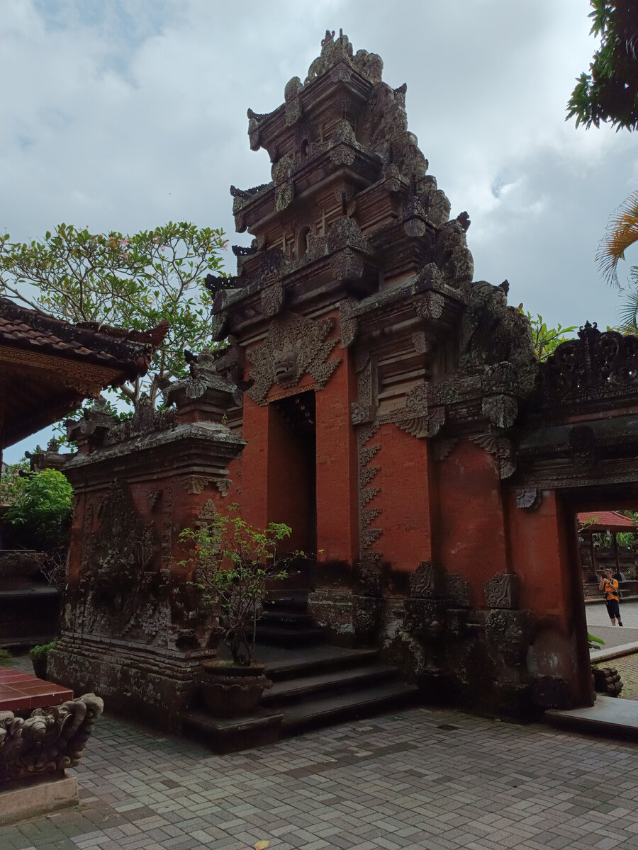 Местные тоже посещают его.