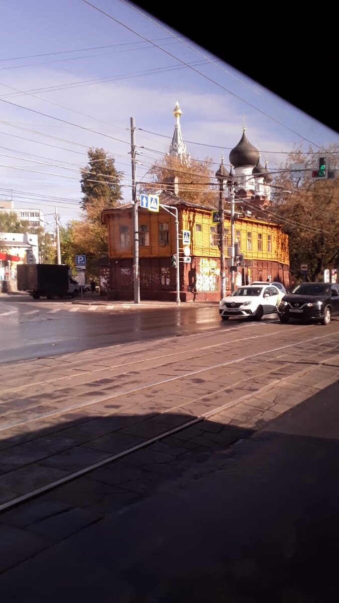 Видны купола храма во имя Всемилостивейшего Спаса, Нижний Новгород.