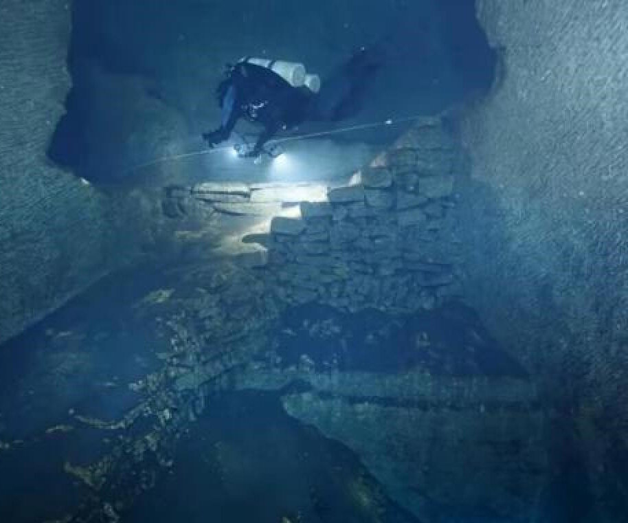 Археологи опустились в затопленную часть карьера.
Источник фото: https://x-files.site/images/news/97/6/6/vremkaps_4_t5.jpg