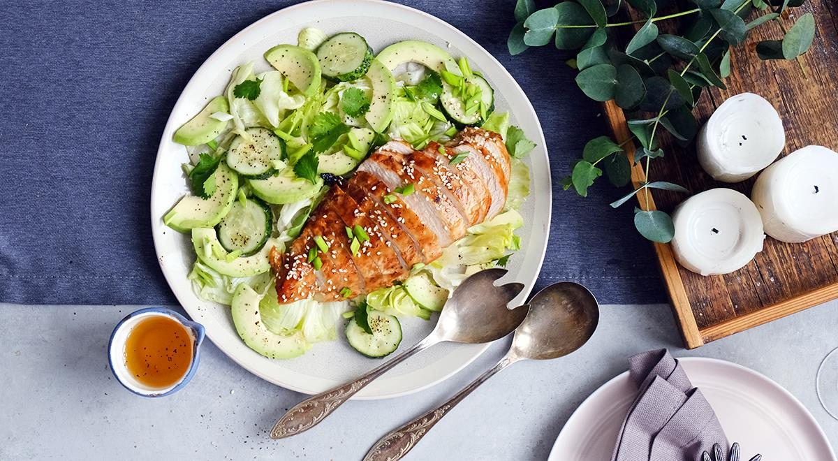 Именно в Японии придумали сладкий, темный, густой соус под названием терияки, придающий блюдам неповторимый вкус. Так же – терияки (от слов «блеск» и «жареное») – именуют и способ приготовления с этим соусом: мясо, курица, рыба сначала маринуются в нем, а потом обжариваются на сильном огне, в результате чего сахар карамелизуется. Даже если вы стараетесь максимально исключать сахар из питания, в этом случае он просто необходим – иначе не получится глазурь. При желании можно заменить его на жидкий мед.
