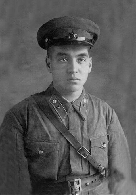 
Лейтенант Гареев после училища, 1941 г. Фото "Красная Звезда" / redstar.ru
Источник фото: topwar.ru