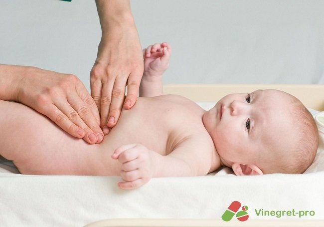 Малышу массируют живот