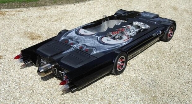 Этот автомобиль, под названием "Flatmobile", высотой 48 сантиметров, длиной 3.7 метра и шириной 1.65 метра, является обладателем мирового рекорда в качестве самого низкого автомобиля в мире. Создателем этого чуда техники является небезызвестный умелец Перри Уоткинс (Perry Watkins), который известен как создатель нескольких неординарных автомобилей, в том числе и самого маленького автомобиля в мире Wind Up. "Я занимался созданием необычных автомобилей в течение почти 25 лет, это мое хобби и это занятие мне очень нравится" - рассказывает Перри Уоткинс по поводу своего увлечения.