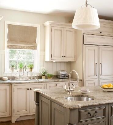 Кремовые и серые шкафы идеально подходят для создания классического вида