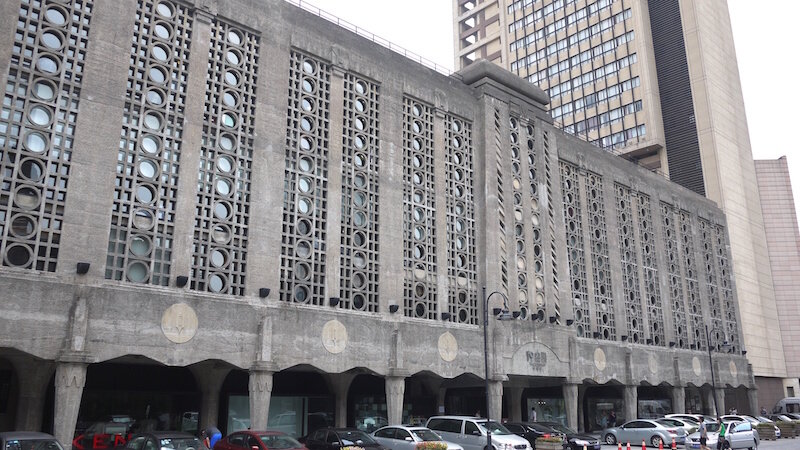 Узорчатые окна, покрывшие весь фасад, обеспечивали вентиляцию скотобойни. Источник: randomwire.com