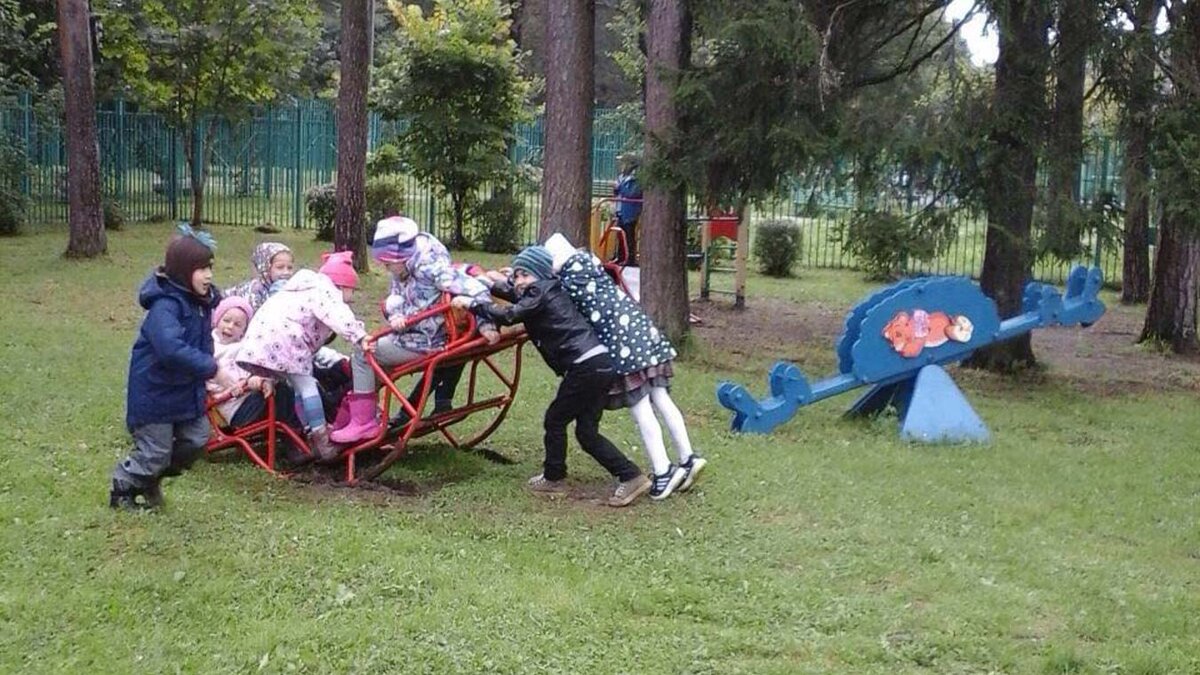   Злополучную качалку после происшествия убрали со школьного двора 