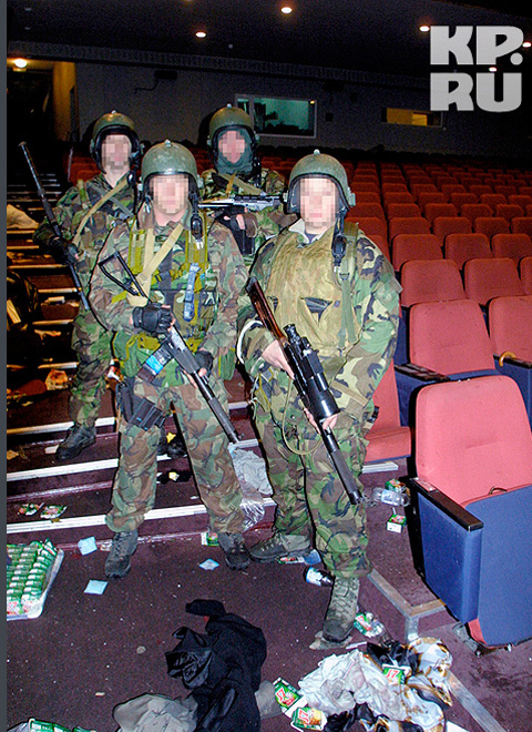 Бойцы спецназа в зрительном зале.
Фото: Анатолий ЖДАНОВ