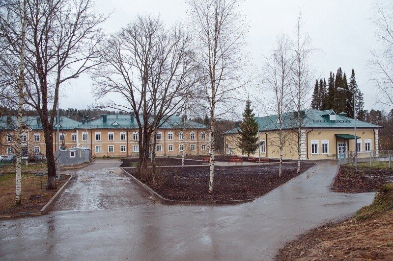 Четыре  года назад в психоневрологическом интернате в деревне Лука  Маловишерского района произошёл пожар, в котором погибли 37 человек.  Интернат решили перенести на новое место. Сейчас строительство комплекса  «Оксочи» завершается. Заново возведены жилые корпуса, дом культуры,  пожарная часть, котельная. Выполнены работы по строительству инженерных  сетей, внутриплощадочных проездов, частично благоустроена территория.  
