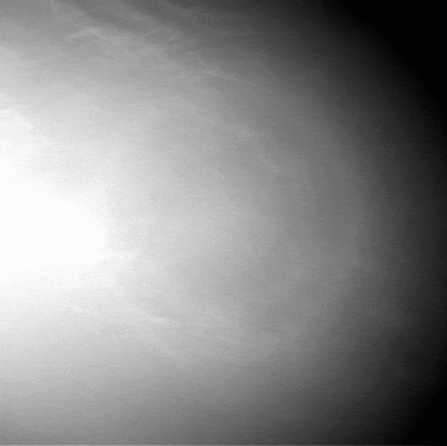  Марсоход Curiosity снял довольно редкое атмосферное явление на Красной планете — перистые облака, пишет lenta.ru. Всего было сделано 16 снимков, которые позже были объединены в динамичные картинки.-3
