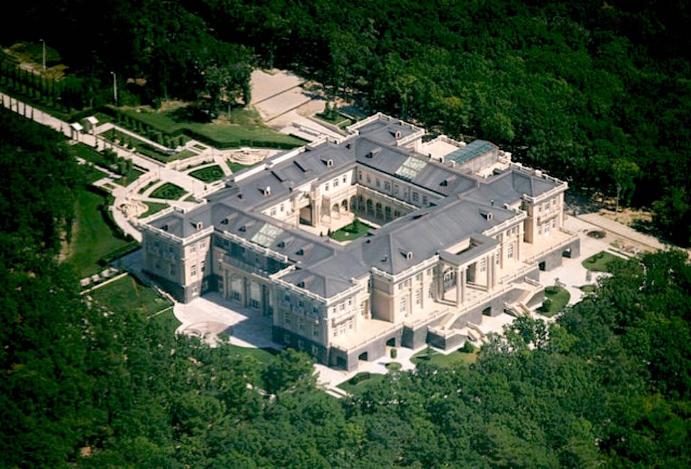  «Комплекс для отдыха» на берегу Чёрного моря площадью 87 га, предположительно принадлежащий Владимиру Путину. Первым о строительстве в открытом письме занимавшему тогда пост президента Дмитрию Медведеву подробно рассказал предприниматель из Санкт-Петербурга Сергей Колесников в 2010 году.