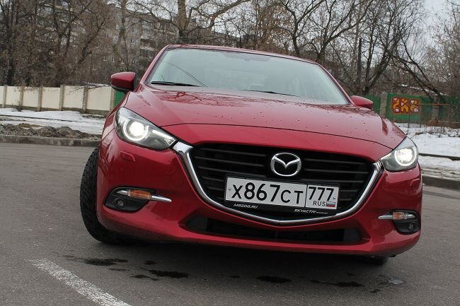 После обновления седан Mazda 3 получил новую решетку радиатора и новую окантовку передних противотуманок, светодиодную оптику, а также новую форму заднего бампера.-2