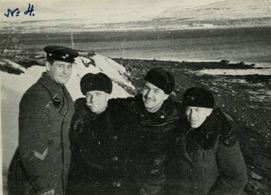По воспоминаниям Еремина, этот кадр был сделан у землянки штаба 104-го артполка в Озерко. Гости возвратились после осмотра боевых точек, успели отогреться и пообедать. Настроение у всех было хорошее. Зельма успел «поймать» это настроение в объектив своего фотоаппарата. На фотографии Симонов  (третий слева) , старший лейтенант  Рачек  (слева), начальника штаба 104-го ПАП капитан Тюрин и Еремина (справа).
