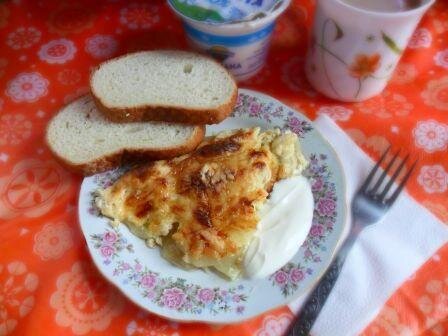 Как говаривала незабвенная Тоська из любимого советского фильма «Девчата» — из картошки можно приготовить множество блюд! Картофель фри, картофель пай, картошка вареная, запеченная, жареная и т.д. Самая, на мой взгляд, полезная и вкусная – это запеченная в духовочке. Вот о ней сегодня и поговорим. Рецепт это т из разряда «проще простого», готовится быстро, без лишних хлопот, притом вкусно и сытно.