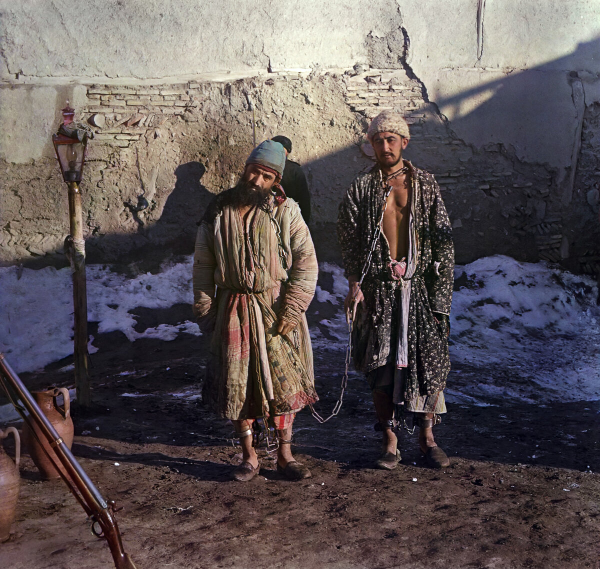 1907, Узбекистан, Бухара. Заключенные в цепях.