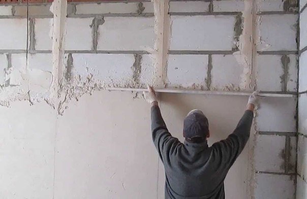 Чем штукатурить стены из газобетона?