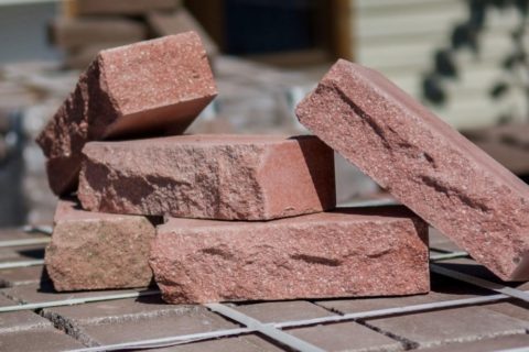  Кирпич с фактурой «скала» гиперпрессованный