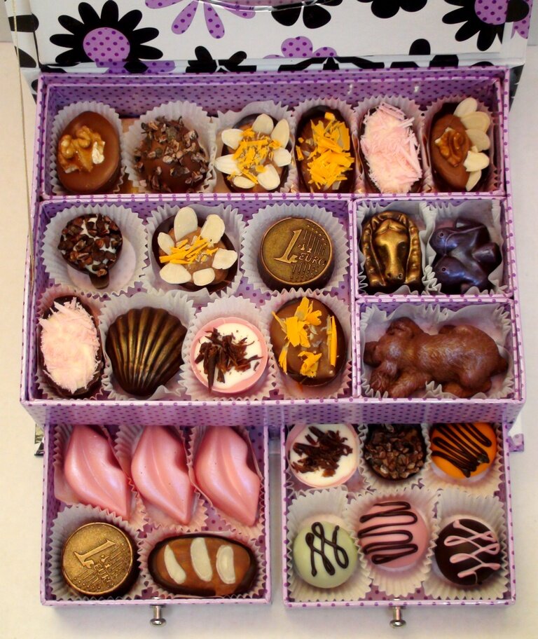 Можно ли собирать конфеты. Шоколадные конфеты ручной. Фигурные шоколадные конфеты. Домашние сладости. Набор шоколадных конфет.