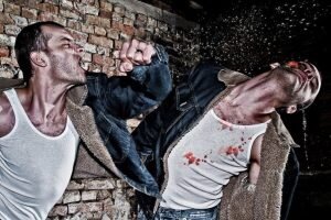  Если слишком активно и успешно защитишься, посадят. Лучше уж пусть побьют немножко гопники. Иногда попадаются ребята, которые не могут вовремя остановиться. И только брызнувшие из пробитого черепа мозги заставляют их понять, что они «немного» перестарались. Что делать в такой ситуации? Правильный вариант только один — бить по безопасным для жизни, но крайне болезненным местам на теле, то есть по гениталиям, коленям, голеням. 