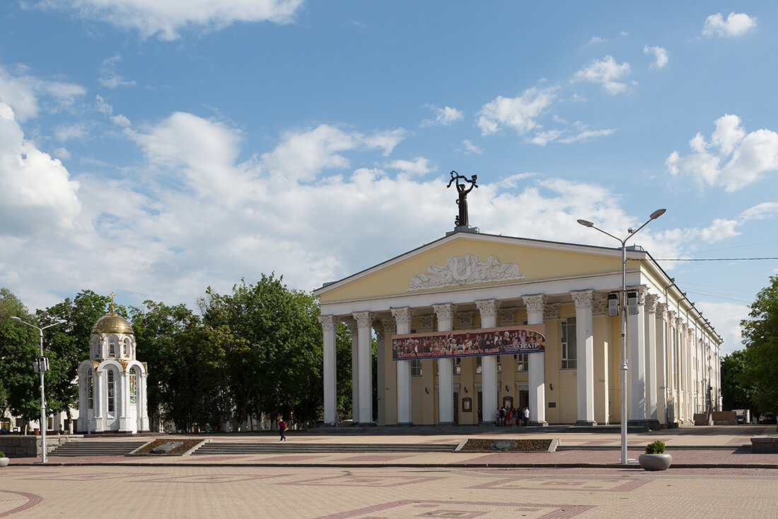 Драмтеатр белгород. Белгородский драматический театр имени м. с. Щепкина. Театр им Щепкина площади Белгорода. Белгород здание театра.