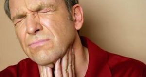 Где чаще всего можно наблюдать сосредоточения налета? Наиболее излюбленным местами расположения белого налета становятся углубления миндалин. Именно в таких складках скапливаются остатки пищи и патогенные микроорганизмы. Размножение таких микроорганизмов приводит к развитию гнойных процессов и появлению белого налета.