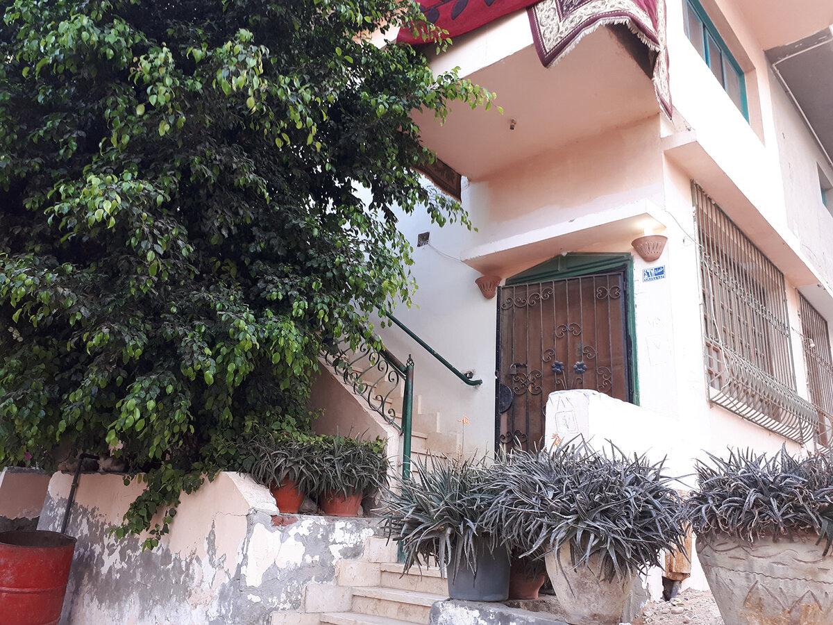 Этот дом находится в центре города, в районе под названием Хадоба. Самый обычный дом для Хургады, в таких живут и египтяне, и европейцы, и русские среднего достатка.