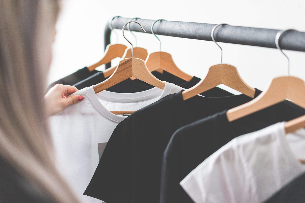 https://picjumbo.com/wp-content/uploads/woman-choosing-t-shirts-during-clothing-shopping-at-apparel-store_free_stock_photos_picjumbo_DSC03752-2210x1474.jpg