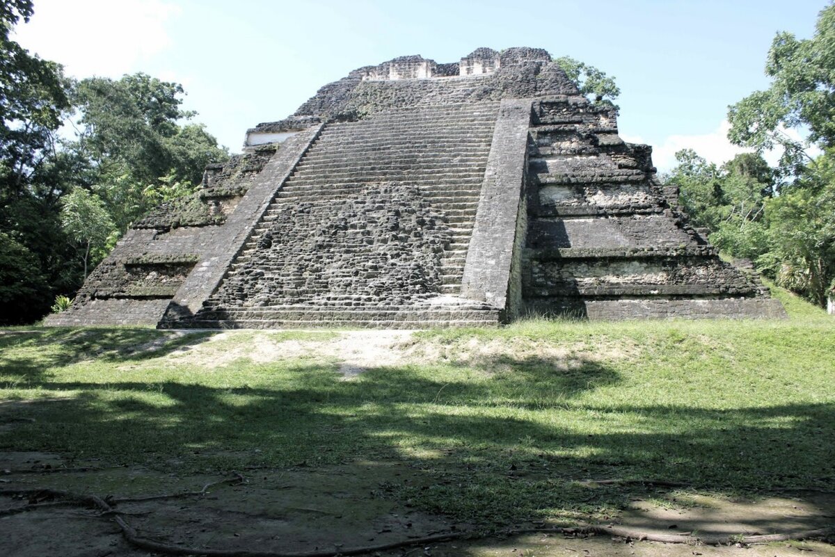 Ancient structures. Пирамиды Майя Тикаль. Пирамида Майя в Гватемале. Пирамида Тикаль, Гватемала. Тикаль древний город Майя Гватемала.