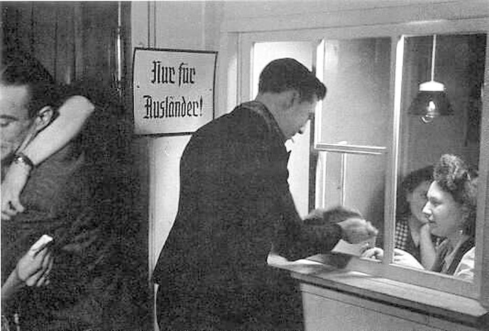 Вход в бордель. Табличка гласит «Только для немцев»