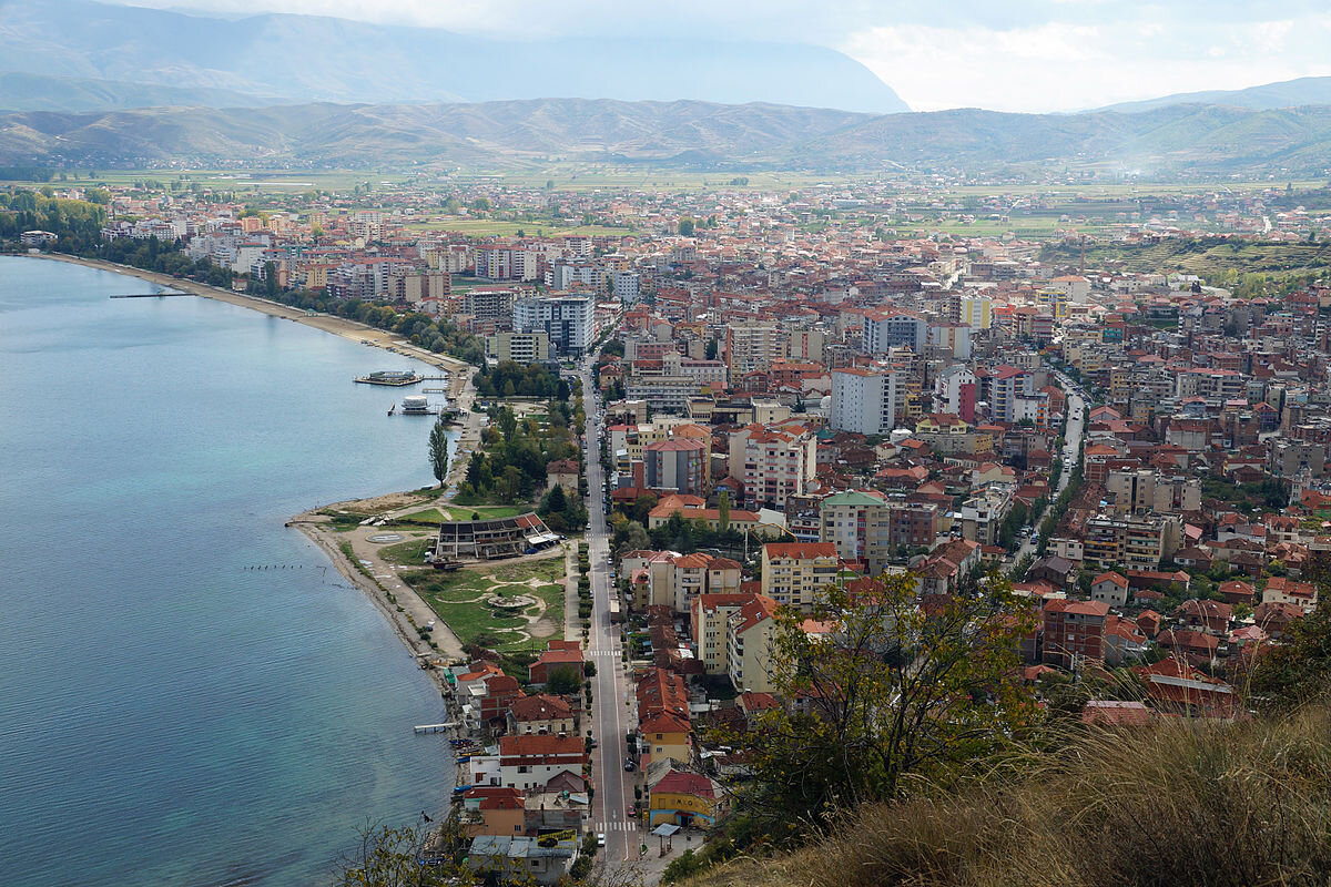 Поградец - построенный не так давно город на востоке Албании на берегу Охридского озера, которое по некоторым данным насчитывает 10 тыс лет. В городе проживает где-то 30 тыс жителей.