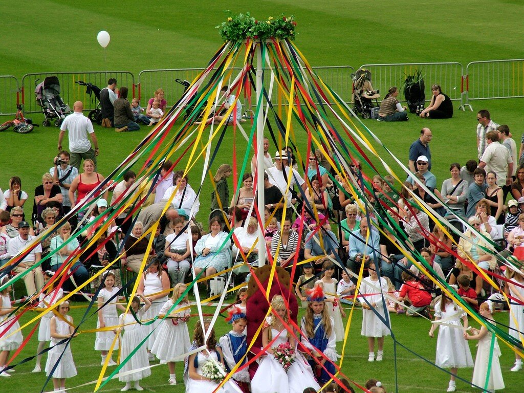 May Day Праздник в Англии. Рисунок из сети