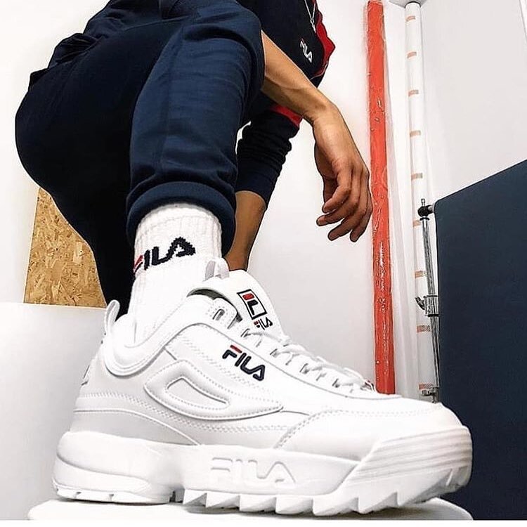 Что мы знаем о фирме ФИЛА ? Итальянская компания создана в 1911 году братьями Фила (спасибо вики). Изначально фирма выпускала ткани, вскоре прогресс дошёл до выпуска нижнего белья, после чего настала конечная степень эволюции заявив о себе выходом партии спортивной одежды. В 1973 году, контракт на продвижение бренда фила подписывает теннисист Бьорн Борг и другие не менее именитые на то время спортсмены. 
В 2003-ем контрольный пакет акций филы выкупила американская компания Cerberus Capital Management, одновременно открыв филиал в Южной Корее, узкоглазых кейпоперов детище макаронников впечатлило больше и через примерно год корейцы полностью выкупают все дочерние компании и права на владение брендом ФИЛА.