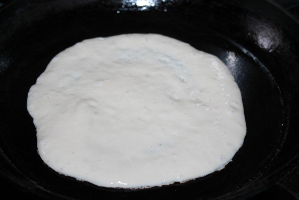 пышные блины на кефире с содой. тесто для блинчиков на кефире. блинчики на дрожжах. блины ажурные тонкие. блины на молоке.