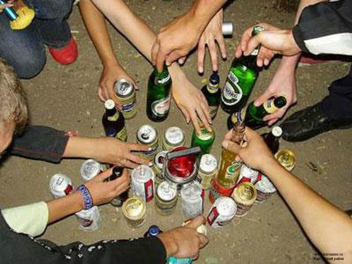 Бухло больше бухла. Пьянка с друзьями. Чокаются бутылками. Пьянство молодежи.