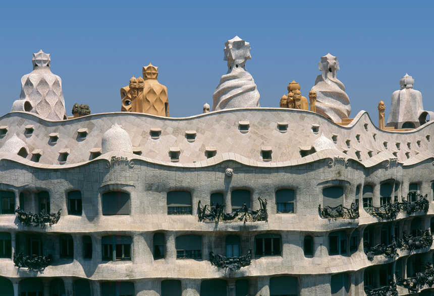 На мансардном этаже дома Мила (каменоломня или la Pedrera) в Барселоне находится постоянная экспозиция творчества архитектора Гауди.