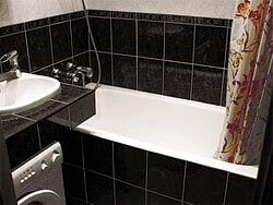  
 Если в стандартном санузле установить ванну не "вдоль", а "поперек", то освободится еще достаточно места, куда можно поставить стиральную машину 
