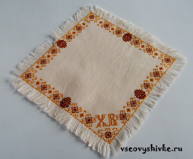 Эта салфетка родилась ещё на заре моего увлечения вышивкой в качестве подарка подруге к Пасхе, времени на вышивку ушло прилично, но главное - успела к дате