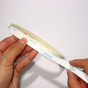 Прикрепляем клейкую ленту к ободку.