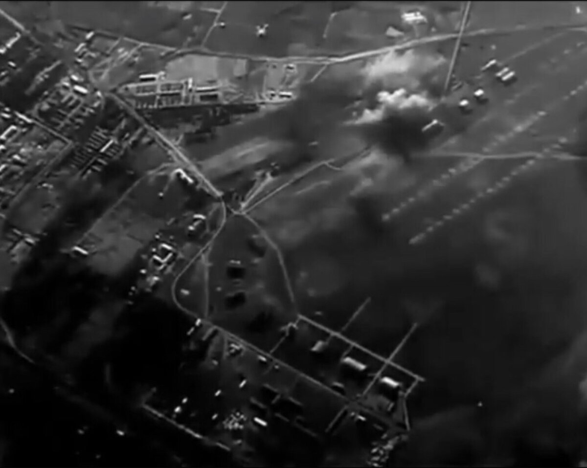 Город при артобстреле.