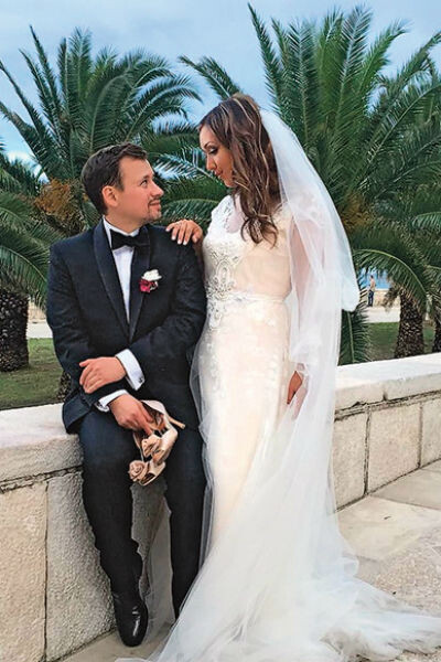 «Я не страдаю, я не умираю! Это жизнь, как принято говорить в обществе. Это мое ощущение и мое мнение! Почему? Как? Зачем? Не разгребешь! В итоге, уверена: каждый должен быть счастлив! И у каждого оно свое! Хочу ли я семьи — да! Верю ли я людям — да! По одному человеку всех не судят», — заметила Диана.Пара развелась в прошлом году // Фото: Instagram