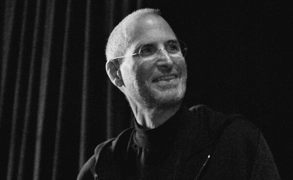 Стив Джобс. Создатель компании Apple, которая своими смартфонами подсадила на кредитную иглу многих россиян :)